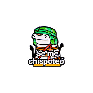 Divertido Broche de Esmalte de Cocodrilo con Humor Español, Novedoso y Lindo, con Diseño de Meme 'Se Me Chispoteo', con Sombrero Verde y Bufanda Roja - Product Image 1