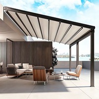Auvent bioclimatique télescopique mural en métal avec structure en bois et toit coulissant pour jardin résidentiel extérieur