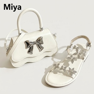 MD-186 Oferta de Verano: Sandalias Planas de Mujer con Pedrería de Mariposa y Lazos, Set de 2 Piezas con Bolso - Product Image 1