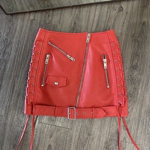 Mini-<span class=keywords><strong>jupe</strong></span> en <span class=keywords><strong>cuir</strong></span> véritable <span class=keywords><strong>rouge</strong></span> pour <span class=keywords><strong>femme</strong></span> - Style motard avec lacets, fermeture éclair latérale, ceinture et poches, idéale pour les soirées et le streetwear - Product Image 1
