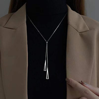 Collier bijoux en acier inoxydable pendentif triangle géométrique coulissant réglable collier à chaîne de chandail à pompon long pour femmes