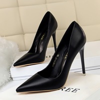 Escarpins en PU noirs à la mode pour femmes à talons hauts avec bout pointu confortable et anti-glissant couleur unie pour l'hiver