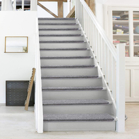 Marches d'escalier en bois rayées commerciales, tapis antidérapants robustes pour hôtels et bureaux