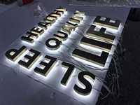 Enseigne lumineuse LED extérieure en acier inoxydable avec lettres en acrylique rétroéclairées, multicolores, contrôlable par application, garantie 2 ans