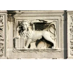 हाथ से नक्काशीदार सफेद संगमरमर के पंख वाले शेर की राहत मूर्ति वेनिस शेर की बड़ी सजावटी पत्थर की दीवार पट्टिका