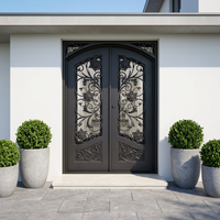 Portes doubles blanches élégantes d'accents de fer noir avec la spirale complexe et les conceptions florales pour une entrée renversante