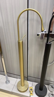 Robinet de baignoire autoportant moderne à poignée unique, jet de pluie, en laiton, robinet de remplissage d'eau, design à montage au sol, style élégant, garantie 3 ans