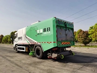Camion balayeuse avec moteur de 210 CV et jets haute pression pour éliminer l'huile, la gomme et les résidus de pneus - Modèle Euro 6