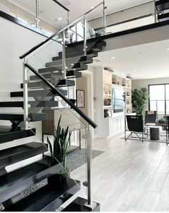 Escalier flottant droit moderne en <span class=keywords><strong>bois</strong></span> massif pour intérieur avec rampe en <span class=keywords><strong>verre</strong></span> trempé - Product Image 4