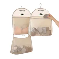 Ce sac de rangement suspendu en maille multicouche est livré avec des crochets. Idéal pour être placé dans une armoire.