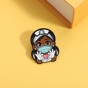 Broche Criativo de Desenho Animado Estilo Enfermeira Negra Fofa com Personagens Europeus e Americanos, Acessório Médico, Broche de Crachá - Product Image 6