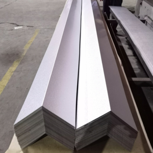 Flashings d'angle robustes de qualité supérieure à 90 degrés, en acier coloré durable pour toitures et bardages, design moderne, durable sur le marché américain - Product Image 1