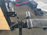 Équipement de fitness commercial en acier Lat Pulldown et machine à rangée basse avec fonctionnalités réglables pour l'entraînement du dos et de la poitrine