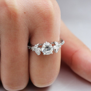 Anello creativo cavo per donna, design con intarsi scintillanti, gioielli eleganti e alla moda - Product Image 6