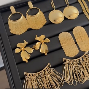Boucles d'oreilles clous vintage pour femme, style européen et américain, en alliage de zinc électroplaqué, motif fleur ancienne à pompon, pour soirée - Product Image 5