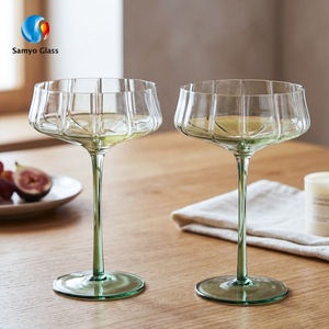 Bicchiere Alto Samyo Personalizzato in Cristallo Verde Sfumato con Scanalature Verticali per Succhi, Frappè e Bevande Fredde, Ideale per Caffetterie - Product Image 3