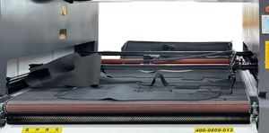 Machine de découpe laser <span class=keywords><strong>CO2</strong></span> CNC pour couvre-phare de voiture, tapis occultant, tapis anti-soleil en suède - Product Image 6