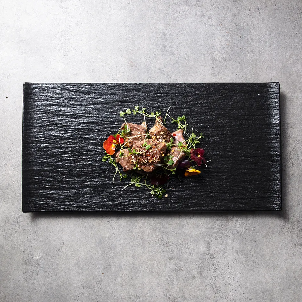 Оптовая продажа, японская посуда для ресторана отеля, черно-белая каменная матовая тарелка, полосатая изогнутая керамическая тарелка