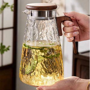 <span class=keywords><strong>Pichet</strong></span> à eau moderne en verre borosilicate texturé martelé de 1800 ml avec couvercle et poignée en noyer - Product Image 1