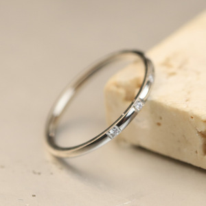 Anillo Delgado de Acero de 1.5mm con Seis Circonitas Cúbicas en Canal, Joyería de Compromiso para Mujer - Product Image 2