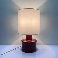 Lampe de table de base en céramique rouge d'abat-jour de tissu blanc de vente chaude pour le café de bureau de décoration à la maison