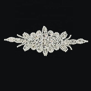 Applique en dentelle perlée en verre en forme de fleur 3D élégante pour robe de mariée et vêtement de soirée - Product Image 3