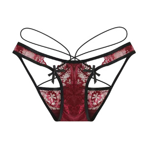 Culottes triangulaires sexy et séduisantes à bordure en dentelle avec détails en dentelle à bretelles croisées, respirantes et confortables pour femmes. - Product Image 5