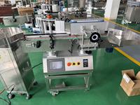 Machine d'étiquetage automatique de bouteilles rondes de bureau avec alimentation par table et désaggrégateur de petites bouteilles