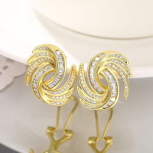 Orecchini a Perno in Metallo con Micro Incastonature a Spirale di Zirconi, Gioielli per Orecchie da Donna Unici e di Lusso Leggero - Product Image 1