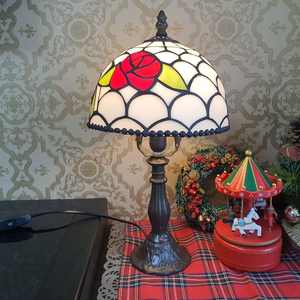 Lampada da Tavolo LED AC Vintage Mediterranea Europea con Cupola in Resina Dipinta a Mano con Fiori in Vetro Colorato Stile Tiffany Ecologica - Product Image 1