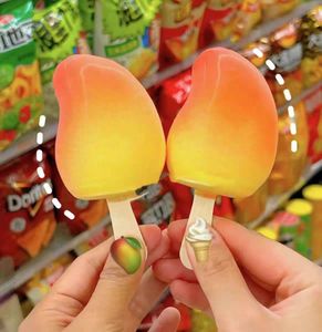 Confezione Assortita di Ghiaccioli 3D a Forma di Frutta Attraente: Pesca, Mango, Cioccolato, Latte e Gelato in Scatola Accattivante Marca Wu, 75g Ciascuno - Product Image 4