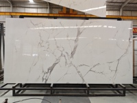 Plan de travail de cuisine moderne en pierre artificielle aspect marbre blanc de Milan, banc de salle à manger, plan de travail de bar, sol/mur, hôtels