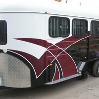 Semi-remorque TrailBlaze Deluxe pour trois chevaux, double essieu, freins électriques, capacité de charge de 4 tonnes, chargement par angle, remorque pour chevaux personnalisée