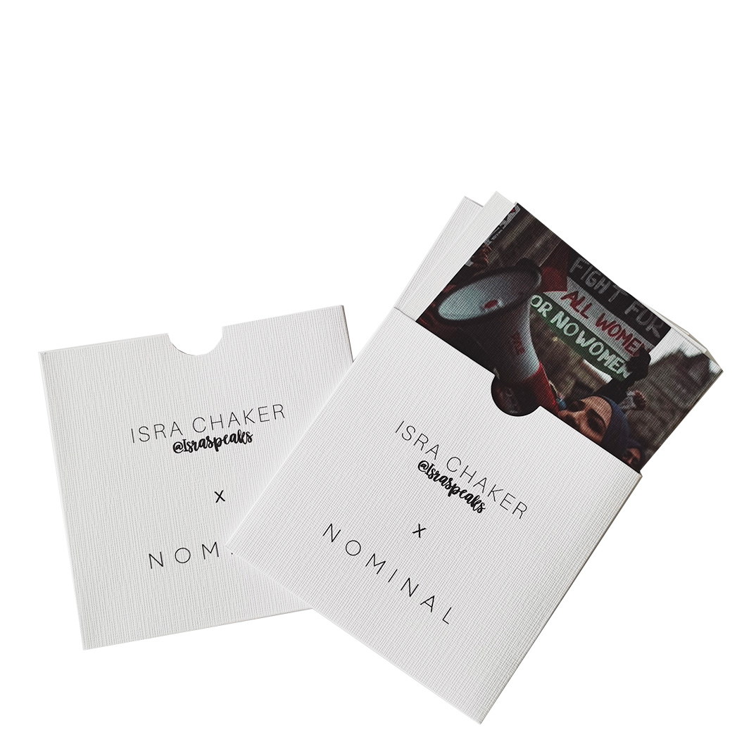 Плотный конверт из белой бумаги квадратной формы с логотипом на заказ