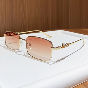 Gafas de sol rectangulares de lujo para mujer, protección solar UV400 con montura completa, diseño moderno - Product Image 3