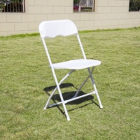 Chaises pliantes en plastique blanc modernes, portables et bon marché pour les mariages, les restaurants et autres événements