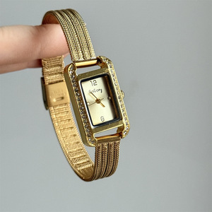 Montre-bracelet <span class=keywords><strong>pour</strong></span> <span class=keywords><strong>femme</strong></span> de haute qualité, rectangulaire, <span class=keywords><strong>petit</strong></span> cadran, incrustée de cristaux étincelants, <span class=keywords><strong>lunette</strong></span> dorée - Product Image 1