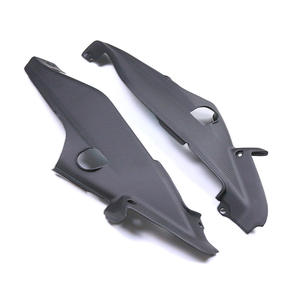 Paneles laterales inferiores traseros de fibra de carbono seca 3K para Ducati Hypermotard 950 SP RVE 2019-2025 - Product Image 1