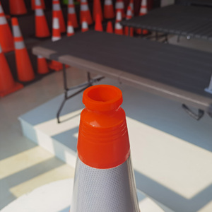 Cône en PVC de 28 pouces en gros aux États-Unis, cônes de signalisation réfléchissants blancs, cônes de sécurité routière en plastique pour les applications routières - Product Image 3