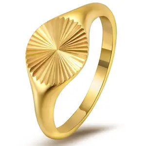 Cincin Signet kuningan berlapis emas 18K klasik dengan cahaya matahari meledak tekstur trendi kualitas tinggi perhiasan mode