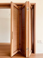 Volets en bois sur mesure à double battant avec persiennes réglables, fabriqués en Chine pour cafés et fleuristes