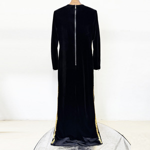 Abito <span class=keywords><strong>Lungo</strong></span> Formale da Donna <span class=keywords><strong>in</strong></span> <span class=keywords><strong>Velluto</strong></span> Nero <span class=keywords><strong>con</strong></span> Ricami Dorati, Collo Alto, Maniche Lunghe e <span class=keywords><strong>Spacco</strong></span> Alto - Product Image 3
