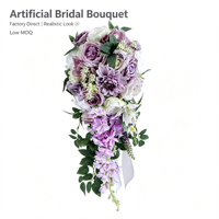 Élégant bouquet de mariée en cascade en forme de larme avec des fleurs de pivoine lilas, violettes et blanches, et des feuillages mélangés, pour la décoration de cérémonie de mariage