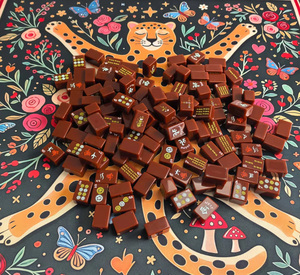 Fichas de Mahjong Americanas de Lujo Grabadas en Acrílico Premium, Color Marrón Chocolate con Diseños Florales y Auspiciosos, para Noches de Juego Elegantes - Product Image 3