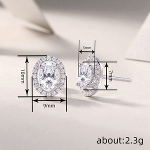 Orecchini a Perno Geometrici Ovali per Donne con Accenti in Cristallo, Accessori Minimalisti per Uso Quotidiano - Product Image 4