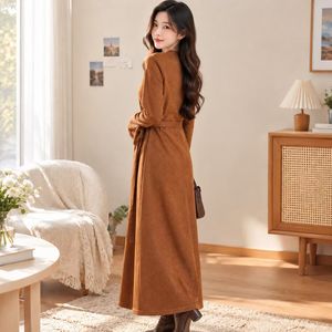 Vestido de punto marrón para mujer, estilo suéter cruzado, cuello en V, manga larga, línea A, maxi vestido con cinturón, para otoño - Product Image 4