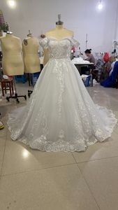 فستان زفاف حديث بكتف مكشوف من الدانتيل تشكيلة 2025 الجديدة أنيق ورفيع بدون أكمام برباط وذيل طويل للعروس - Product Image 6