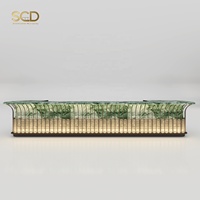 Comptoir de bar en marbre vert, panneau frontal à grille verticale incurvée dorée, base en bronze, extrémité incurvée, bande LED, kiosque de luxe pour boîte de nuit