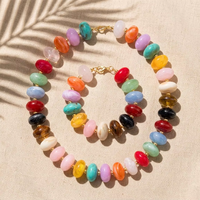 Ensemble collier et bracelet en perles acryliques plates, rondes, brillantes et multicolores, avec petits intercalaires dorés entre chaque perle, bijoux d'été
