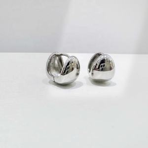 ต่างหูห่วงเงินแท้ 925 ชุบทอง 14k สไตล์มินิมอลแบบคลิป รุ่นคลาสสิกสำหรับผู้หญิง ขนาดใหญ่ ปี 2026 ราคาโรงงาน - Product Image 1